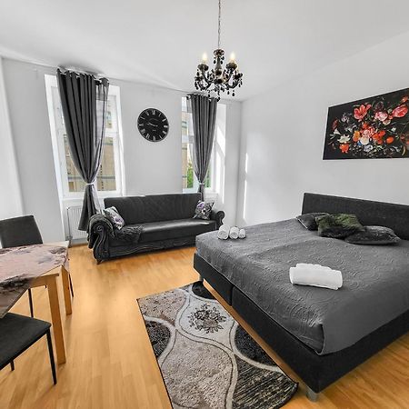 Elegant Three-Bedroom Suite Вена Экстерьер фото