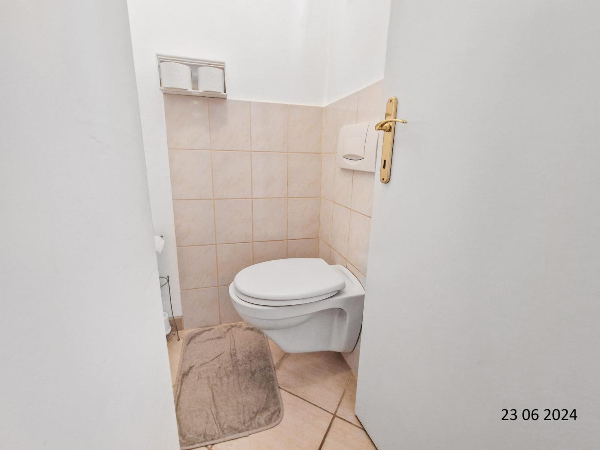 Elegant Three-Bedroom Suite Вена Экстерьер фото
