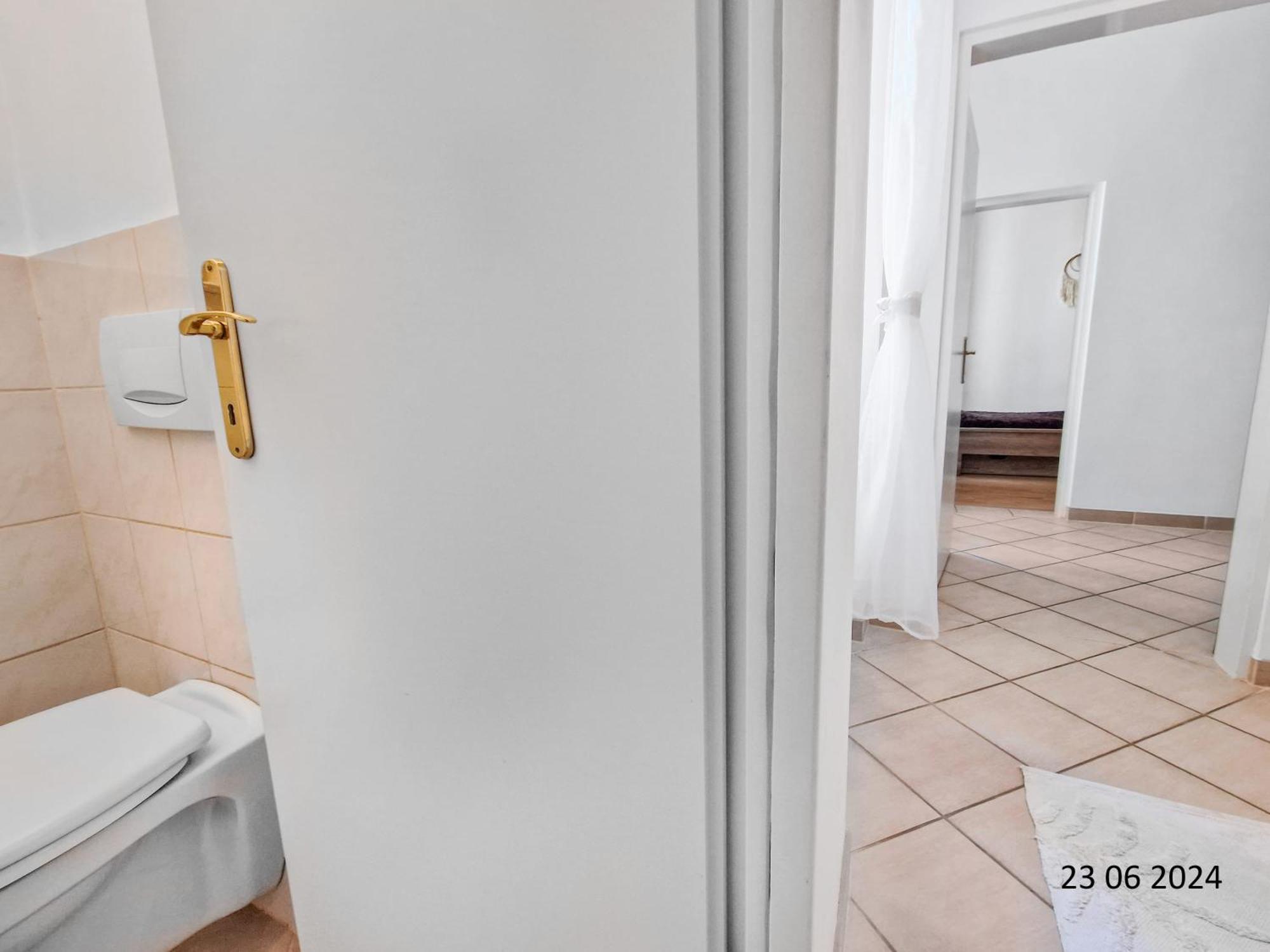 Elegant Three-Bedroom Suite Вена Экстерьер фото