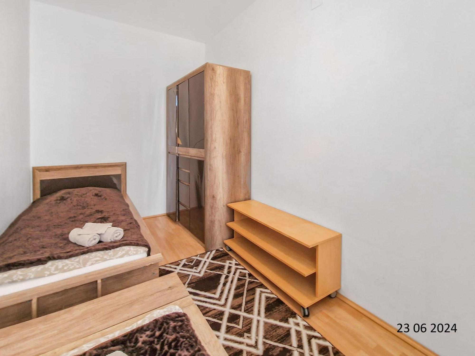 Elegant Three-Bedroom Suite Вена Экстерьер фото