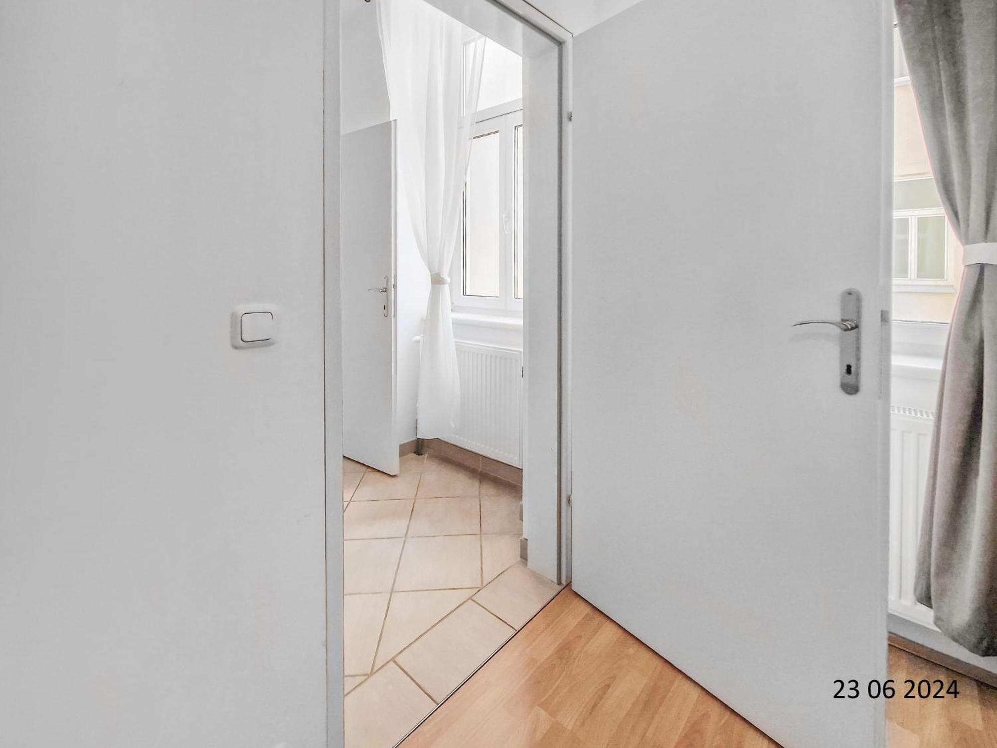 Elegant Three-Bedroom Suite Вена Экстерьер фото