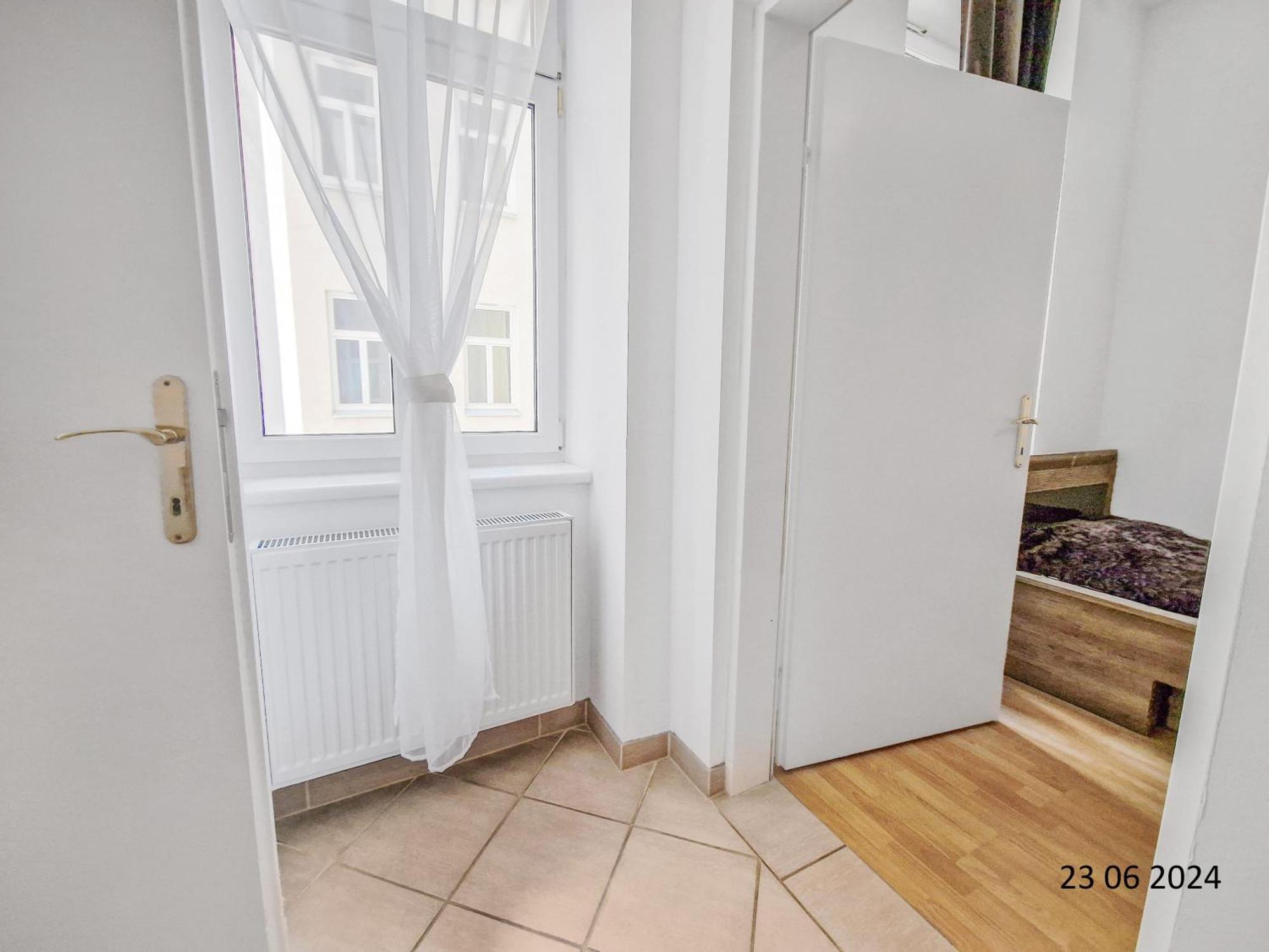 Elegant Three-Bedroom Suite Вена Экстерьер фото