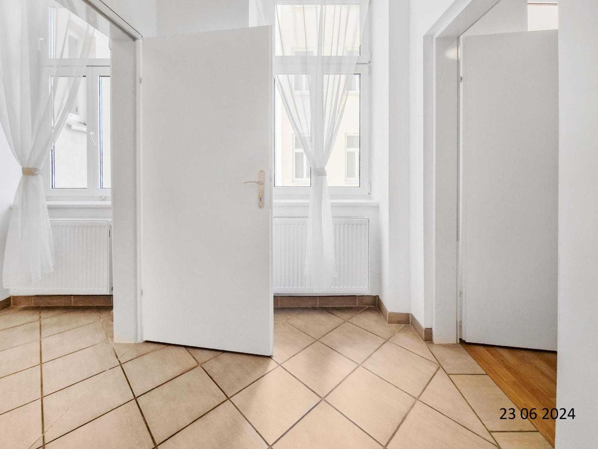 Elegant Three-Bedroom Suite Вена Экстерьер фото