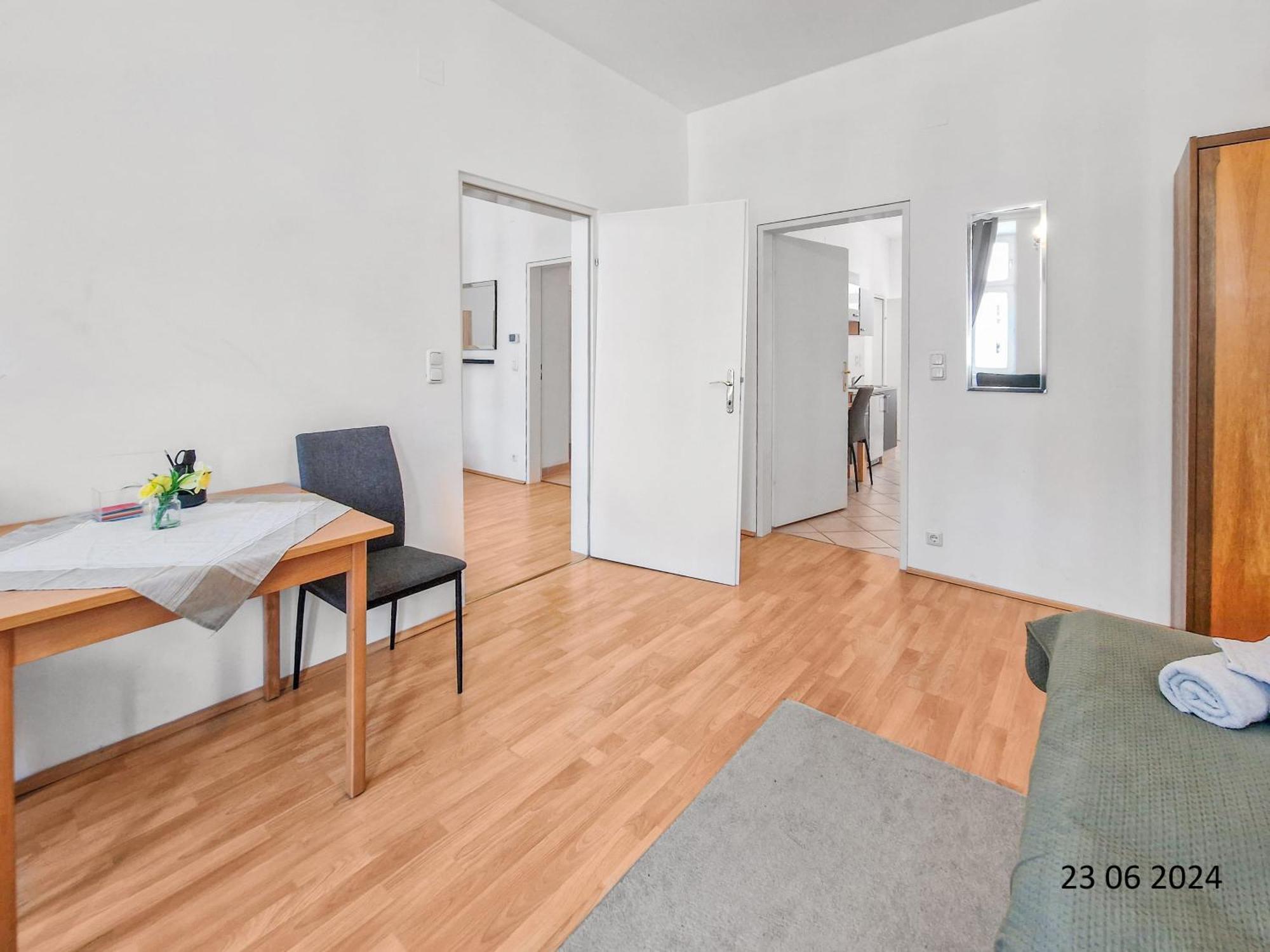 Elegant Three-Bedroom Suite Вена Экстерьер фото