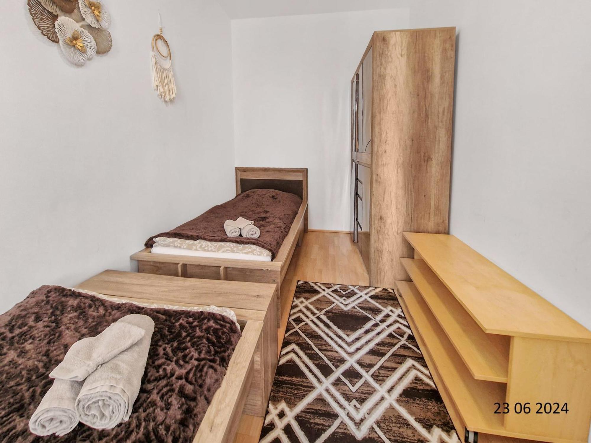 Elegant Three-Bedroom Suite Вена Экстерьер фото