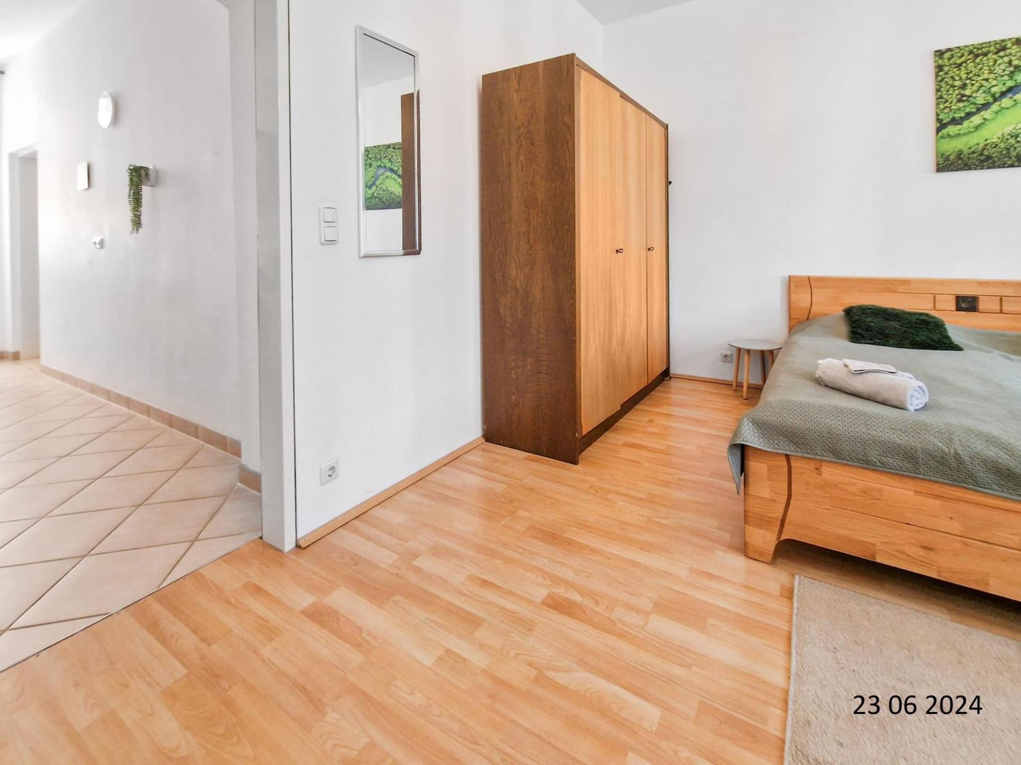 Elegant Three-Bedroom Suite Вена Экстерьер фото