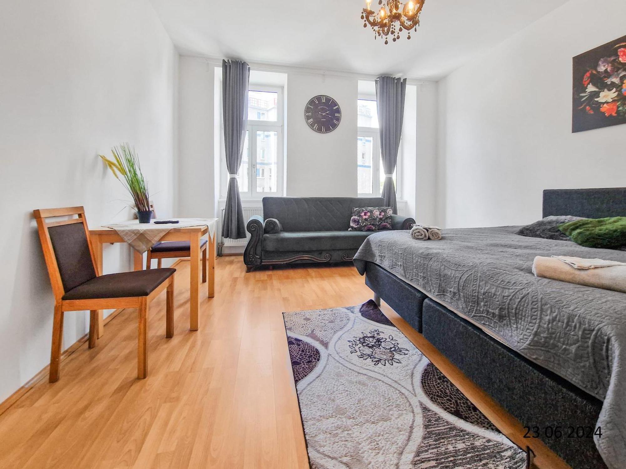 Elegant Three-Bedroom Suite Вена Экстерьер фото