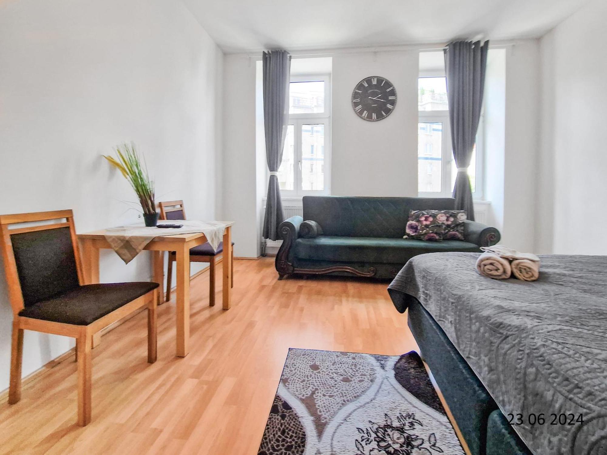 Elegant Three-Bedroom Suite Вена Экстерьер фото