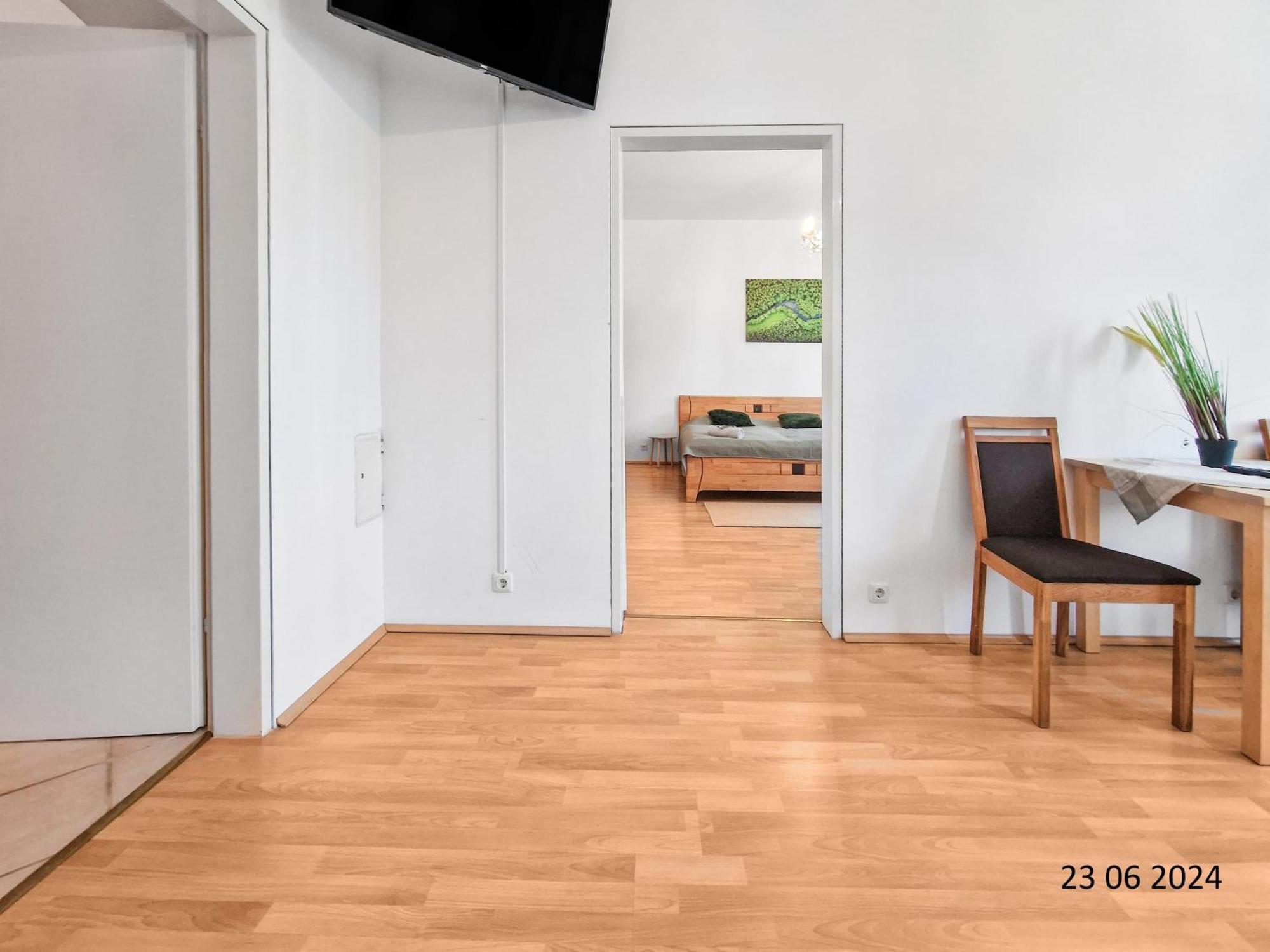 Elegant Three-Bedroom Suite Вена Экстерьер фото