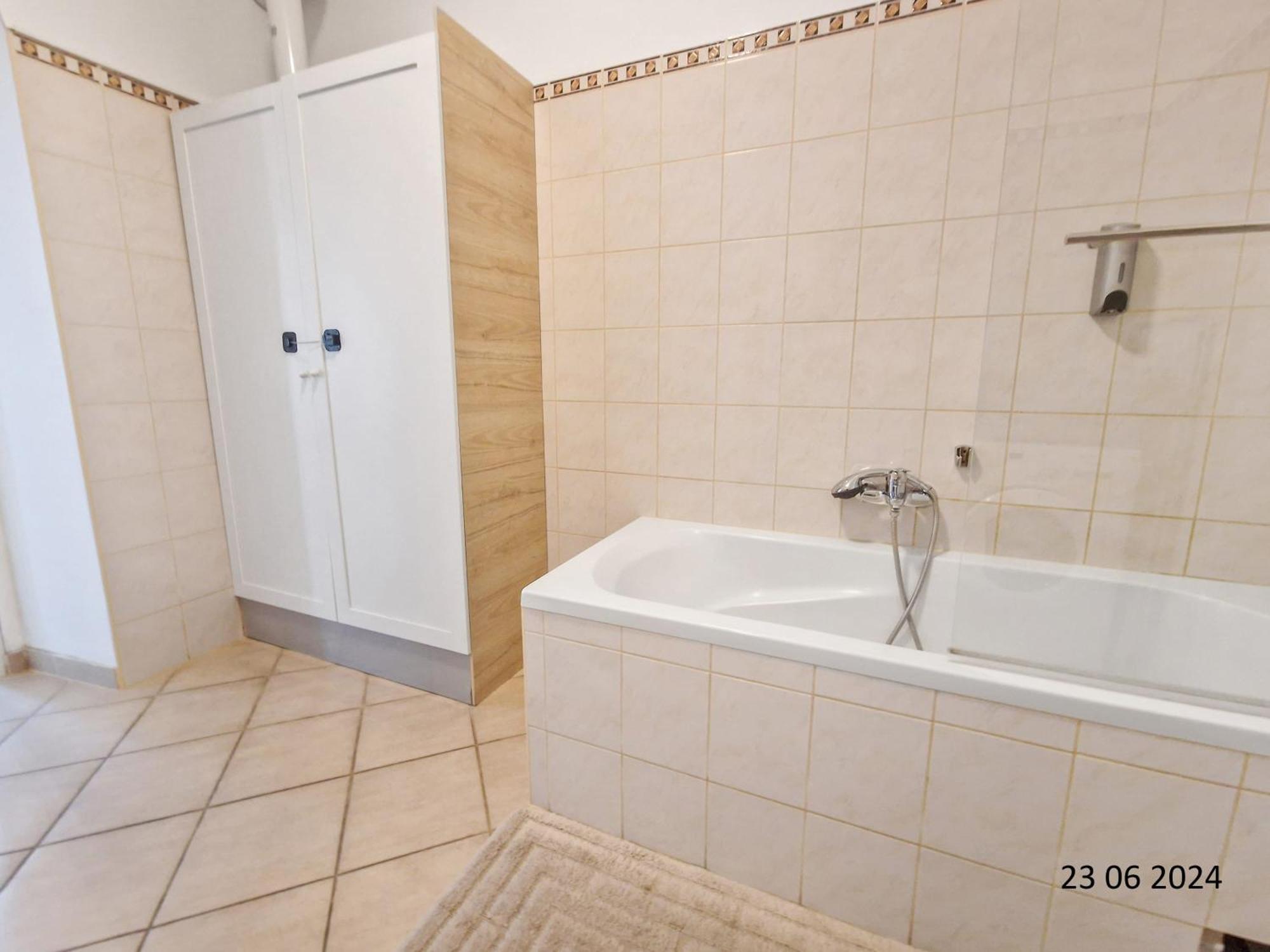 Elegant Three-Bedroom Suite Вена Экстерьер фото