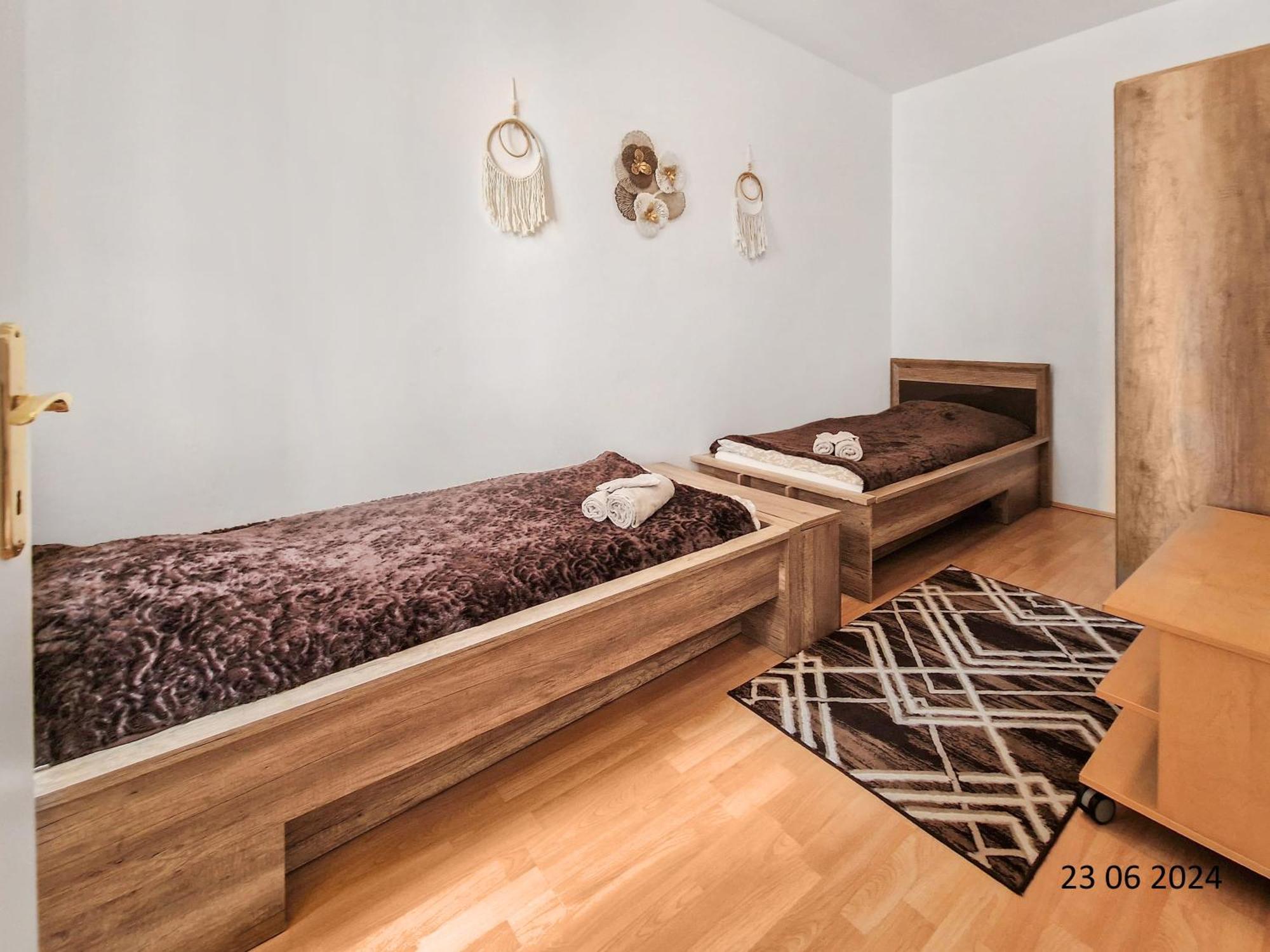 Elegant Three-Bedroom Suite Вена Экстерьер фото