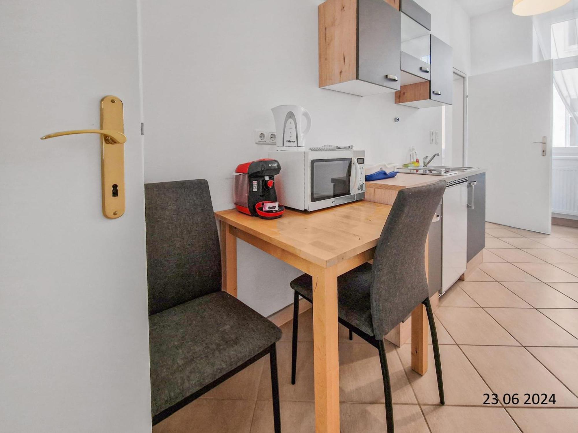 Elegant Three-Bedroom Suite Вена Экстерьер фото