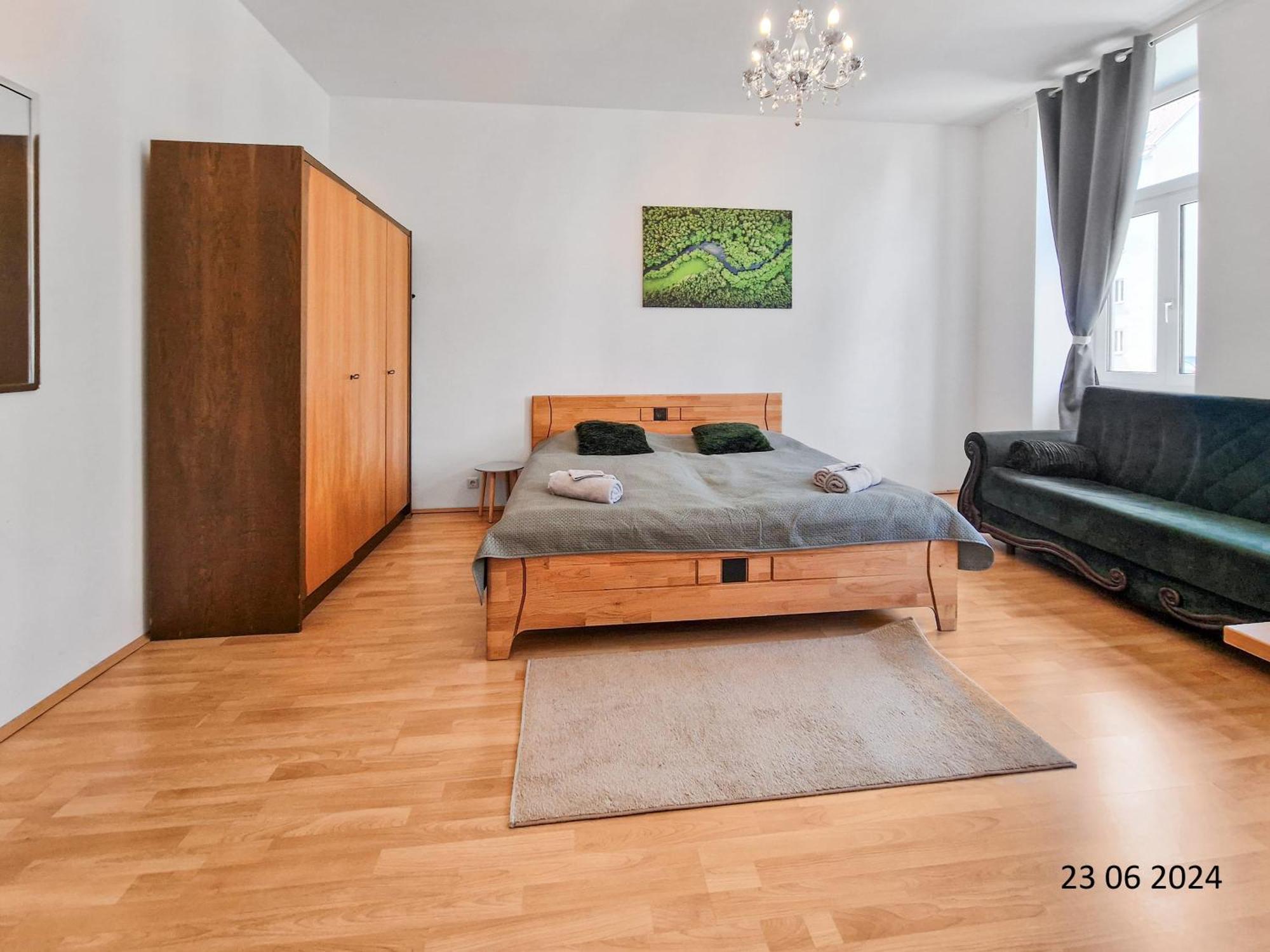 Elegant Three-Bedroom Suite Вена Экстерьер фото