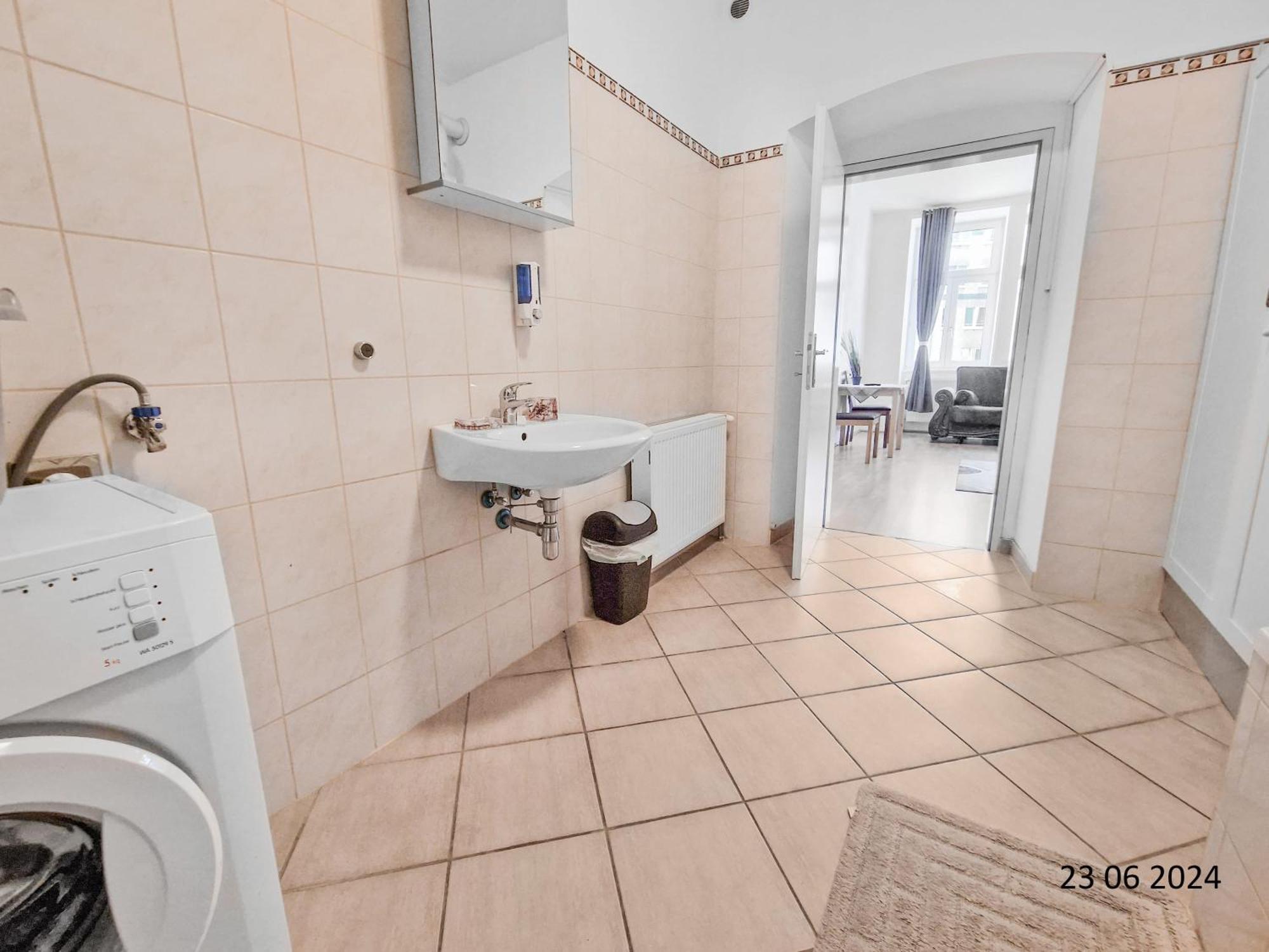 Elegant Three-Bedroom Suite Вена Экстерьер фото