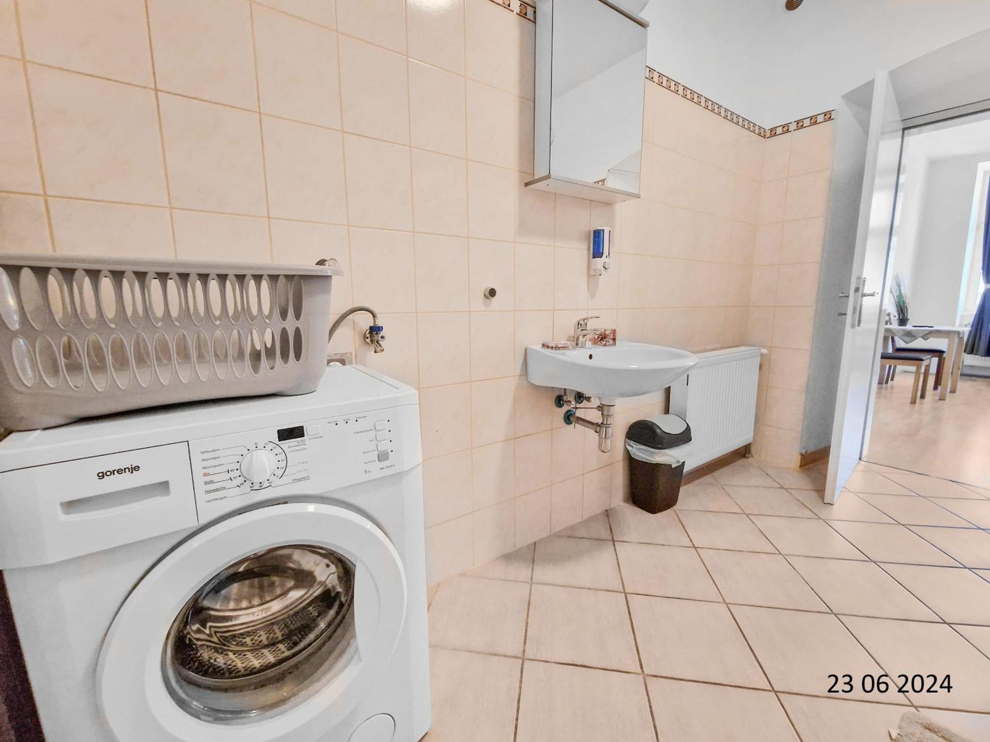 Elegant Three-Bedroom Suite Вена Экстерьер фото