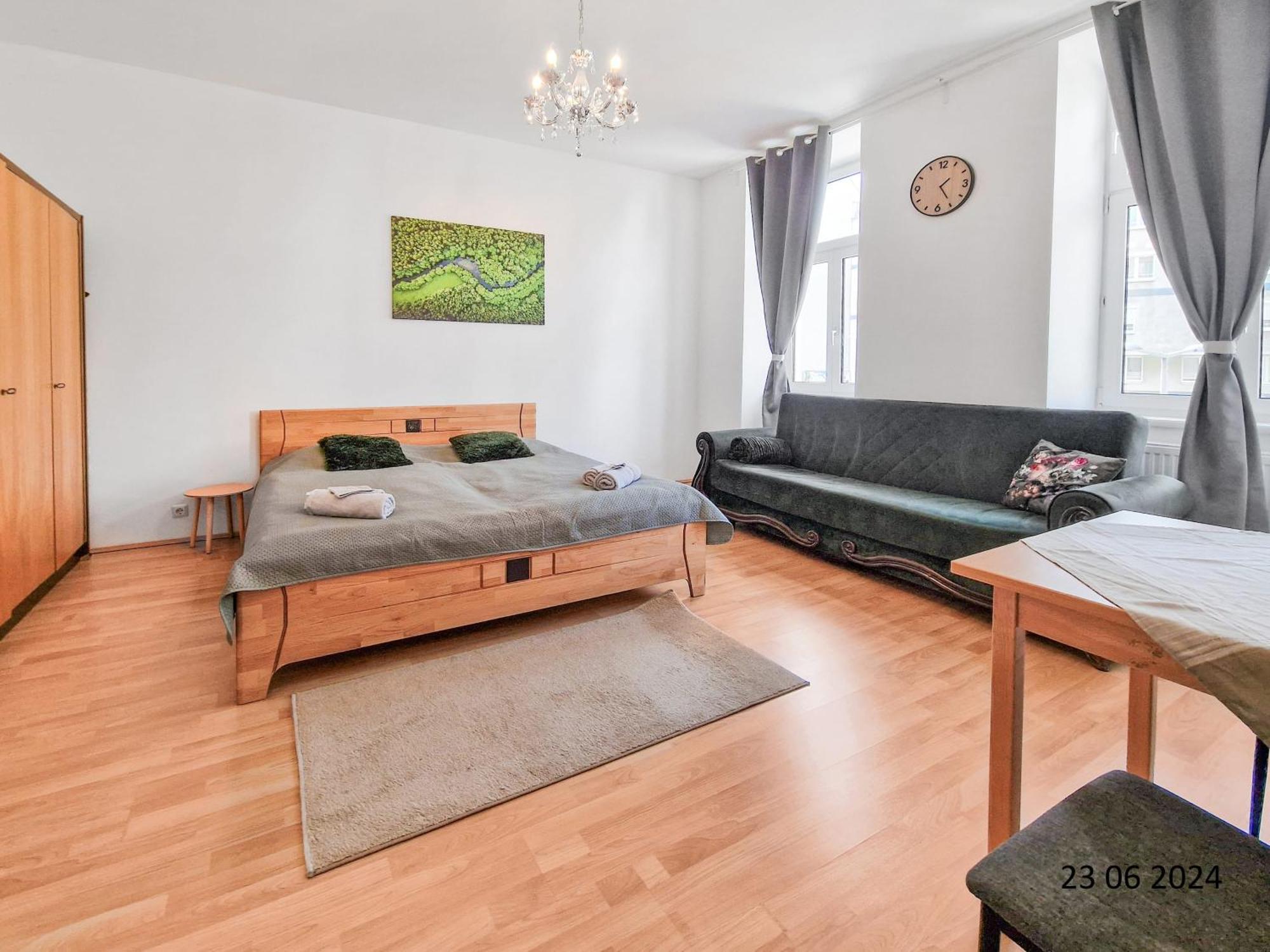 Elegant Three-Bedroom Suite Вена Экстерьер фото